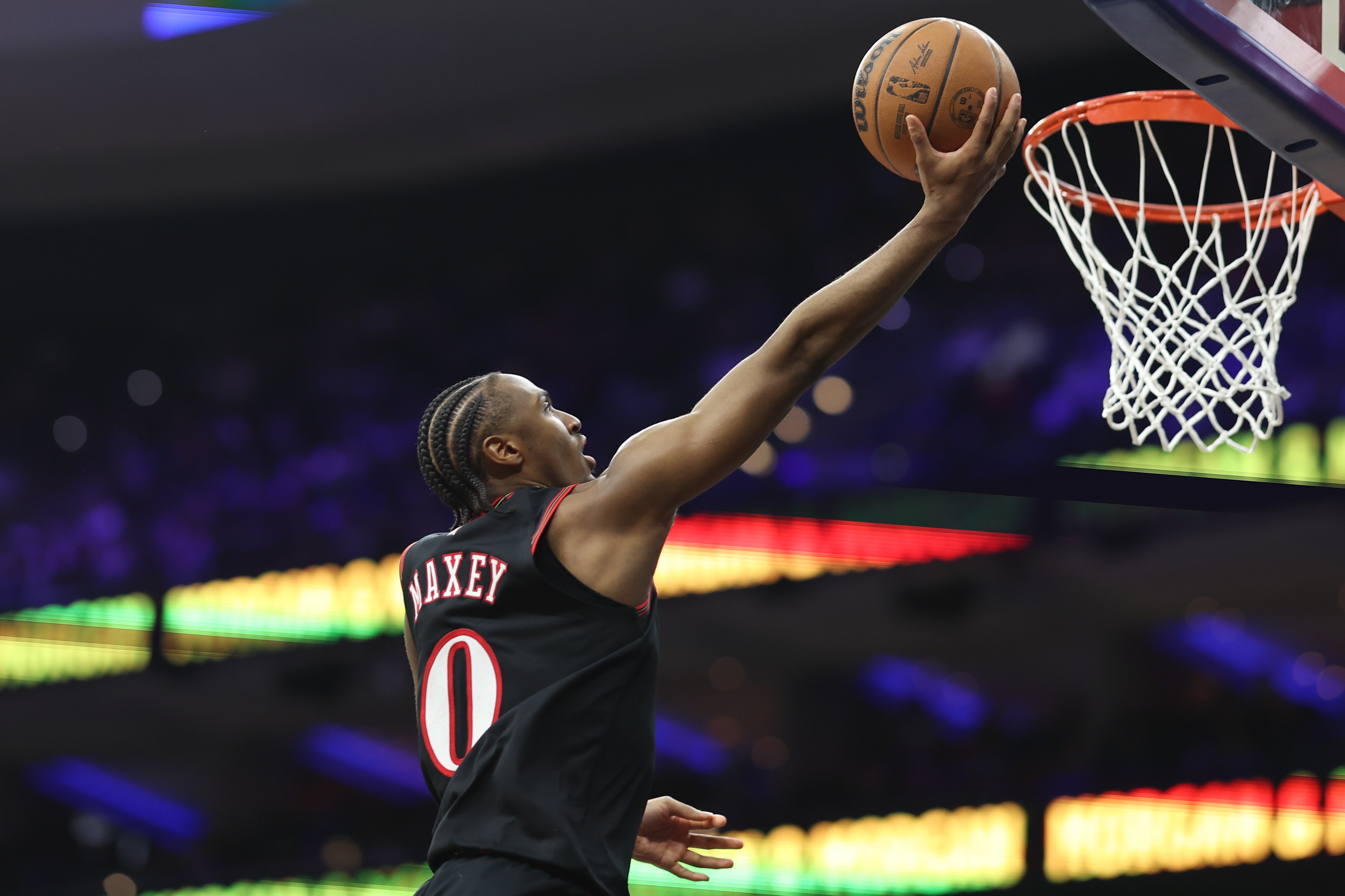 柠檬直播体育-外线失准！马克西22中8拿到25分6助3帽 三分10中2